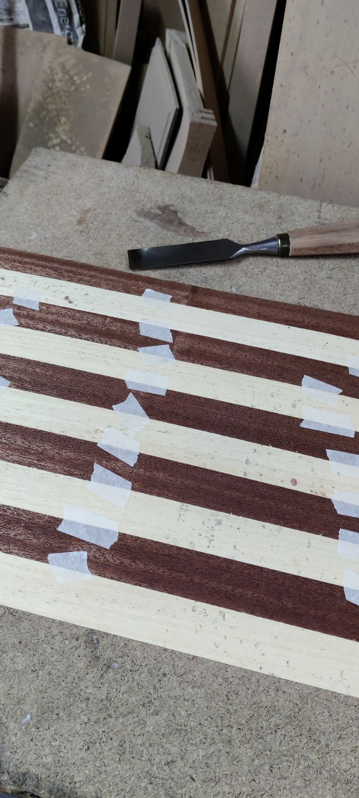 Damier en marqueterie — plateau en hêtre corroyé, support du damier