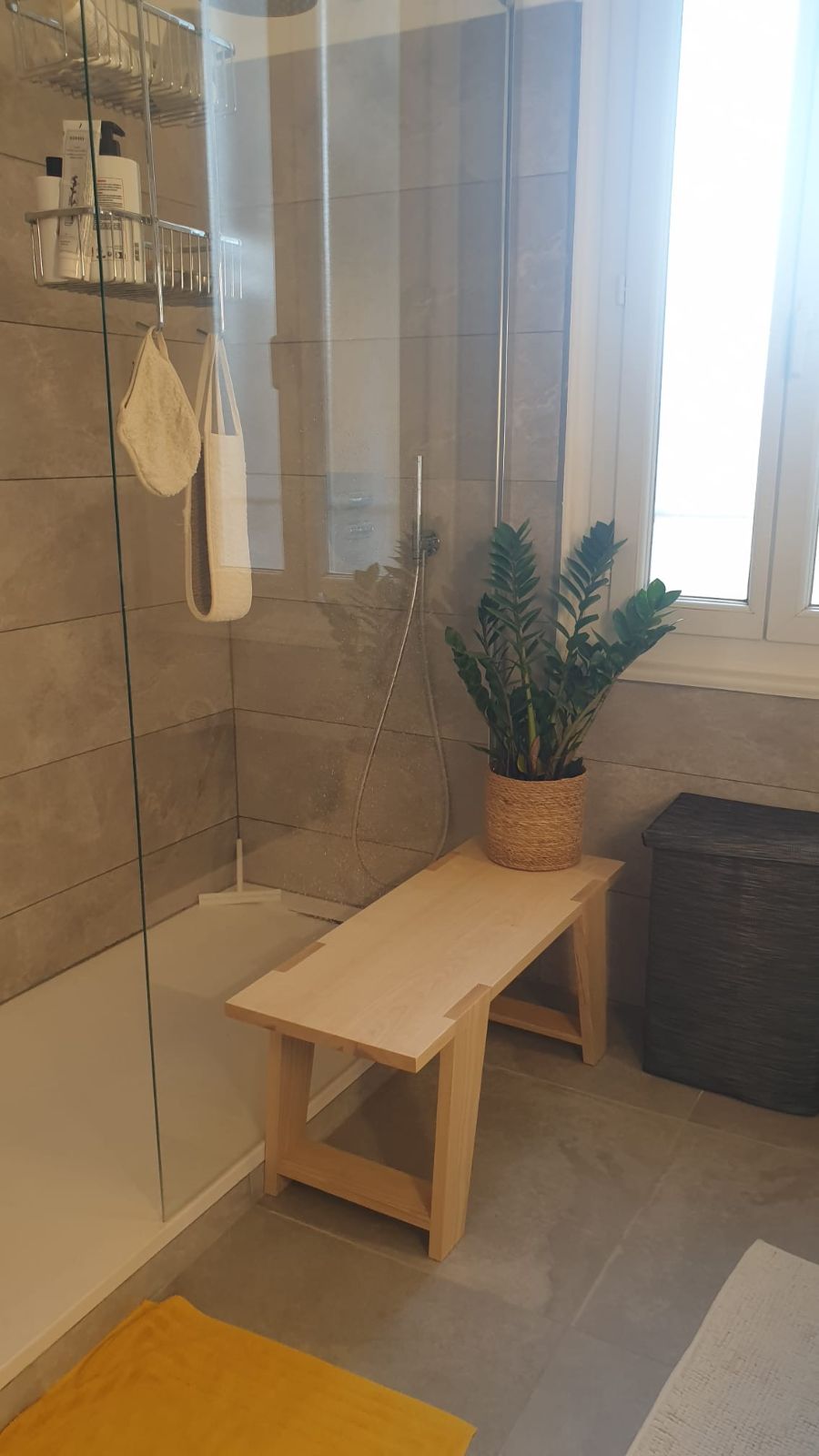 Banc en frêne massif installé en salle de bain