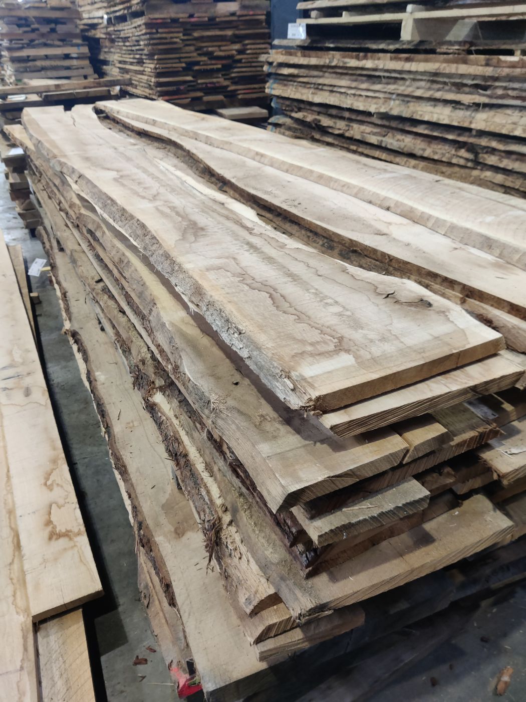Planches brutes sélectionnées chez le grossiste