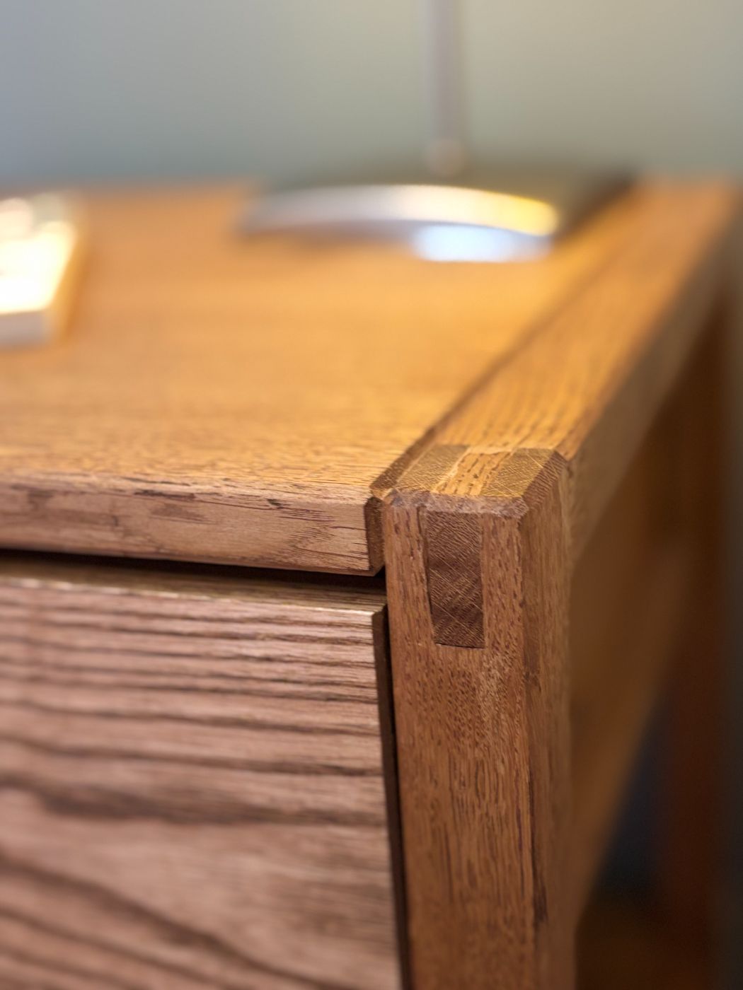 Table de chevet en chêne — détail du plateau