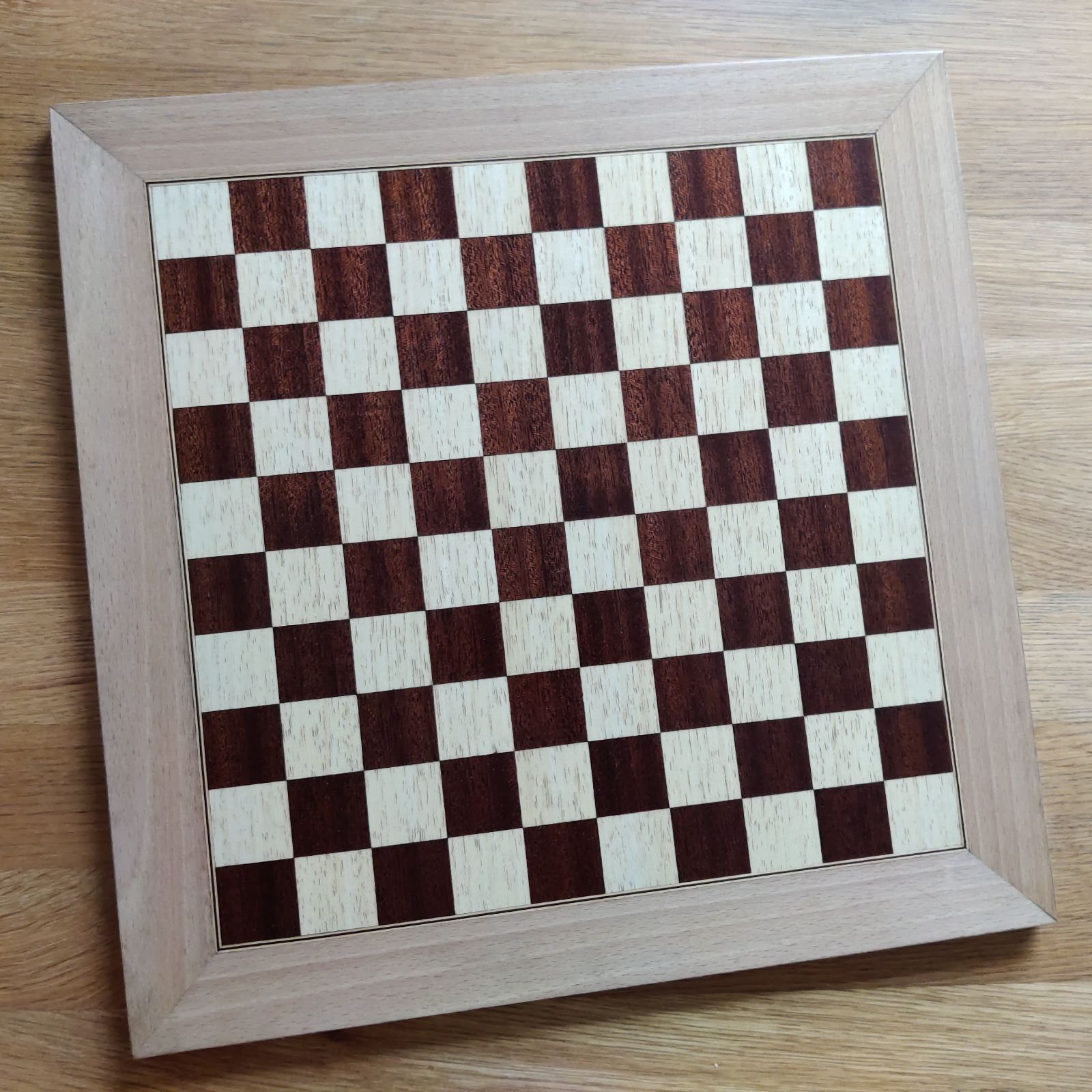 Damier en marqueterie — vue d'ensemble