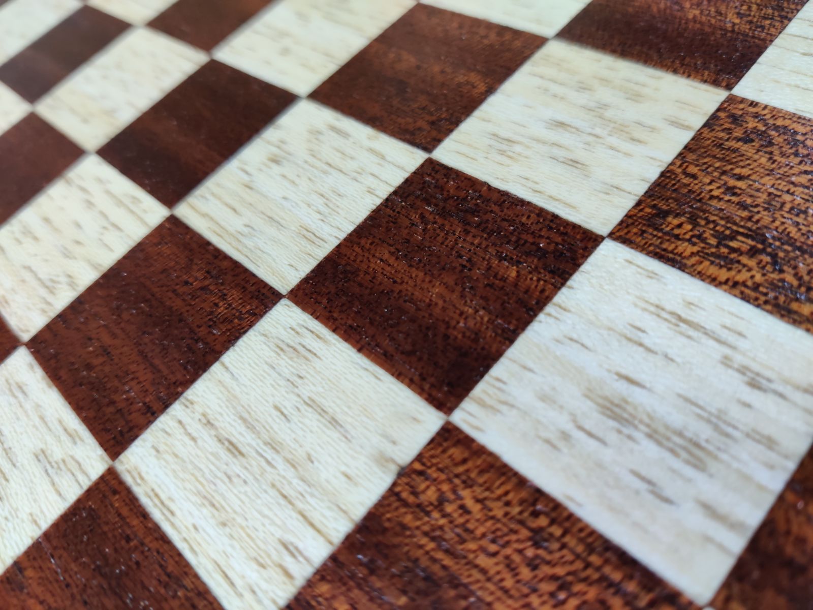 Damier en marqueterie — détail de la marqueterie