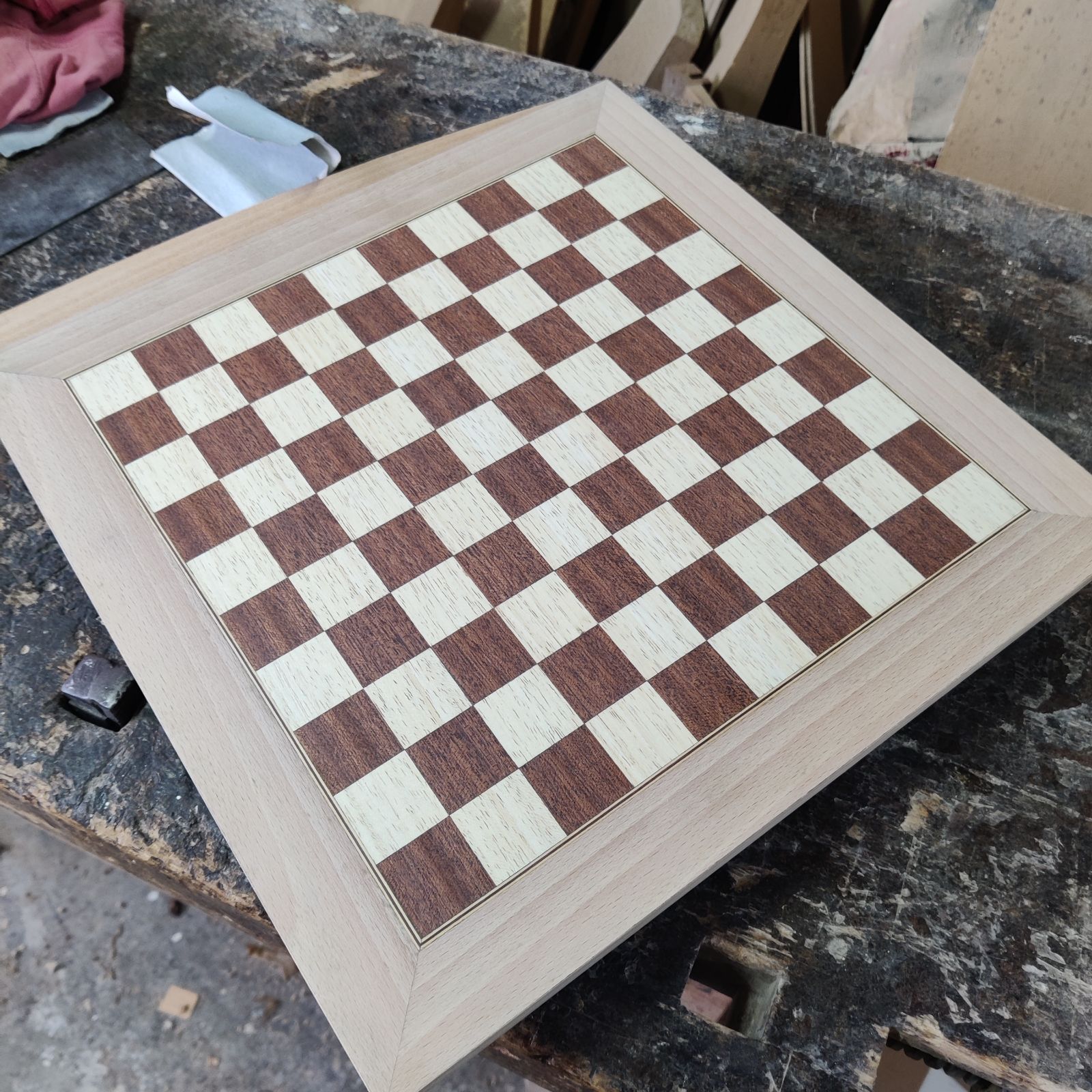 Damier en marqueterie — arasement au racloir