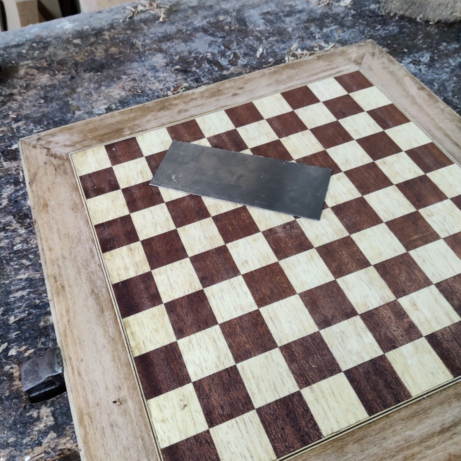 Damier en marqueterie — assemblage des cases, maintien au papier gommé