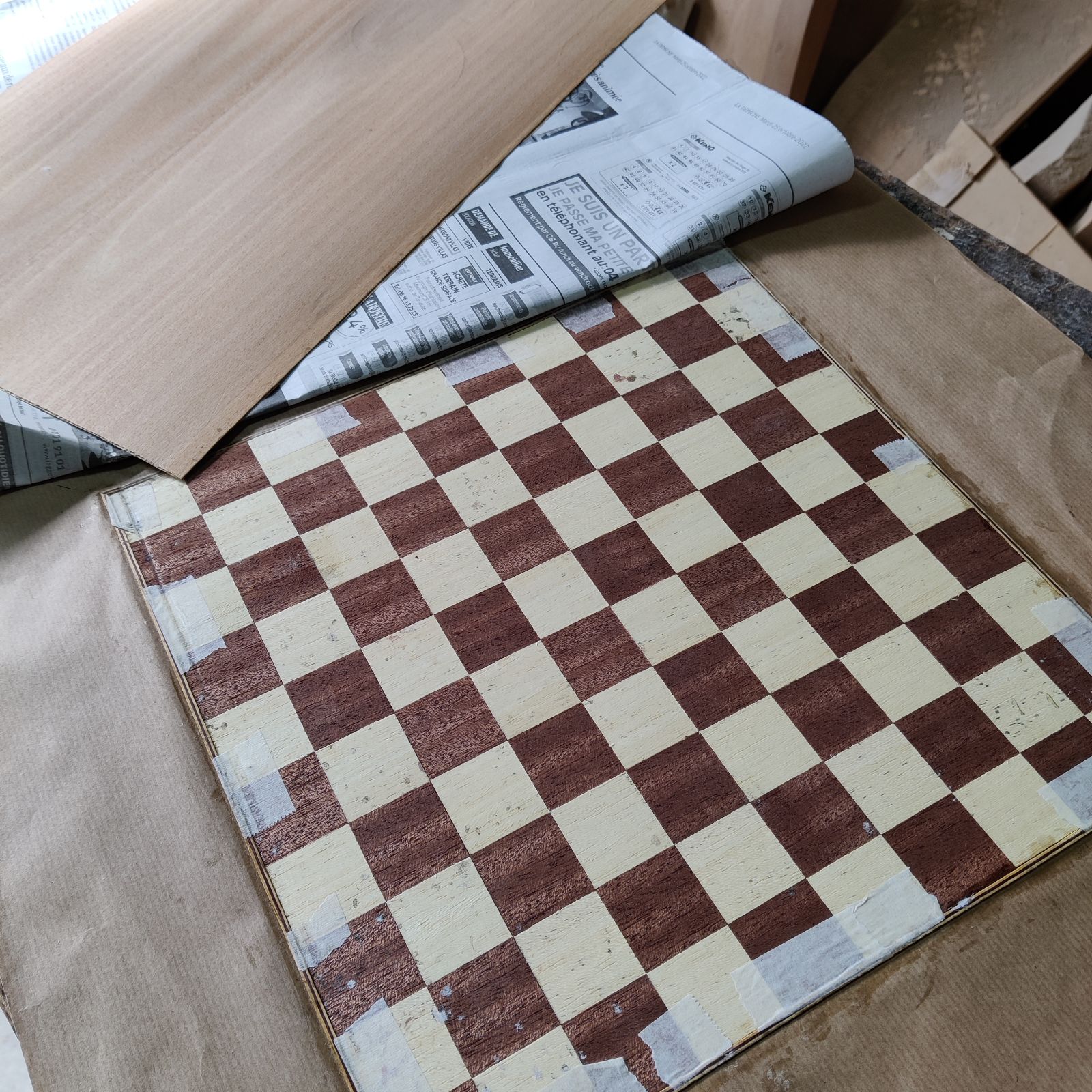 Damier en marqueterie — collage des bandes de placage
