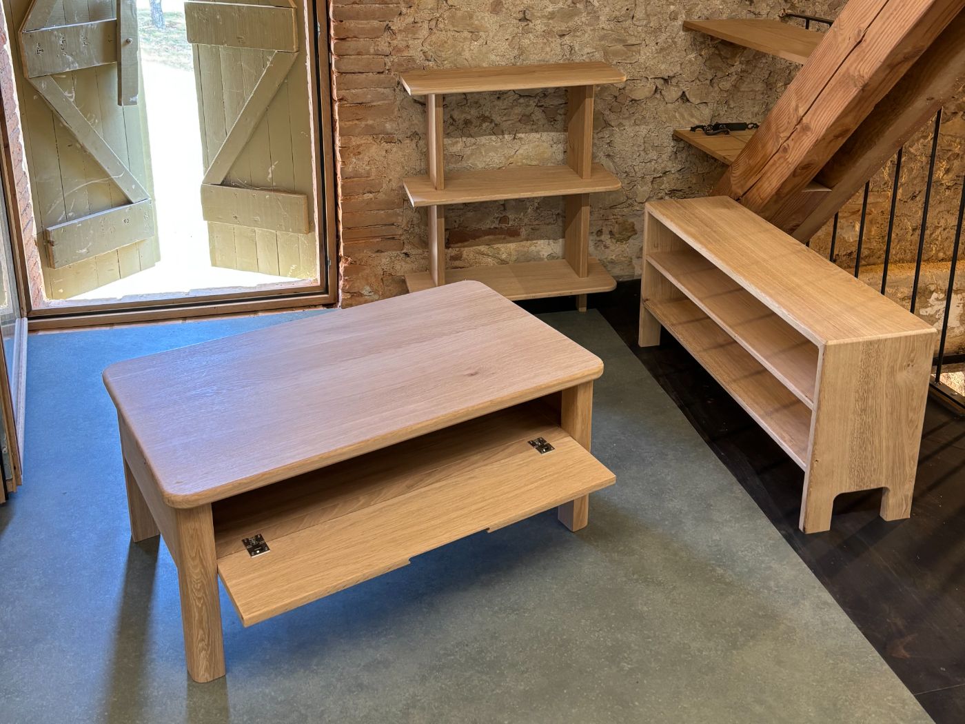 Ensemble en chêne en cours de fabrication : table basse à abattant, meuble bas et étagères