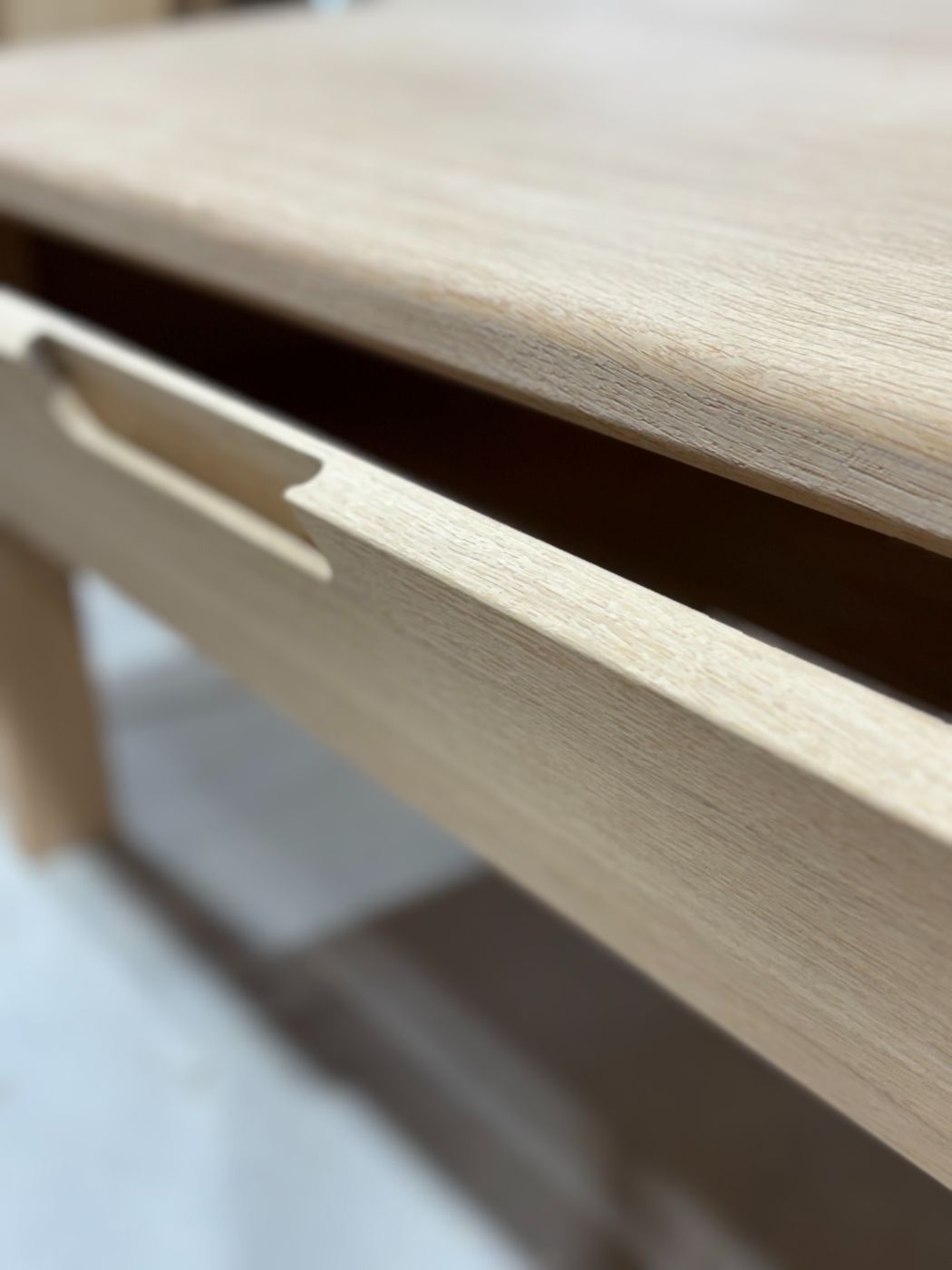 Détail du plateau et de l'abattant de la table basse en chêne