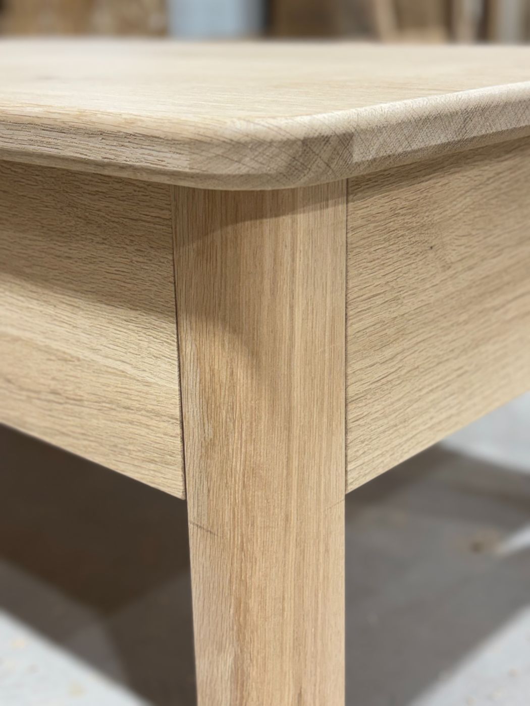 Détail d'un angle et d'un pied de la table basse en chêne