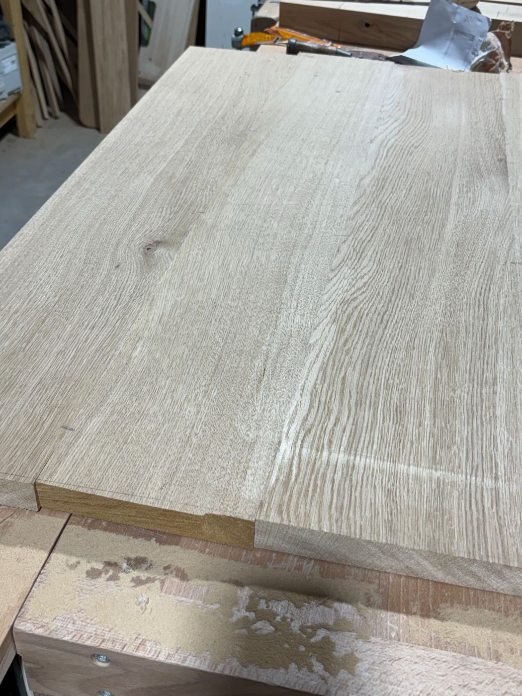 Fabrication du plateau principal en chêne à l'atelier