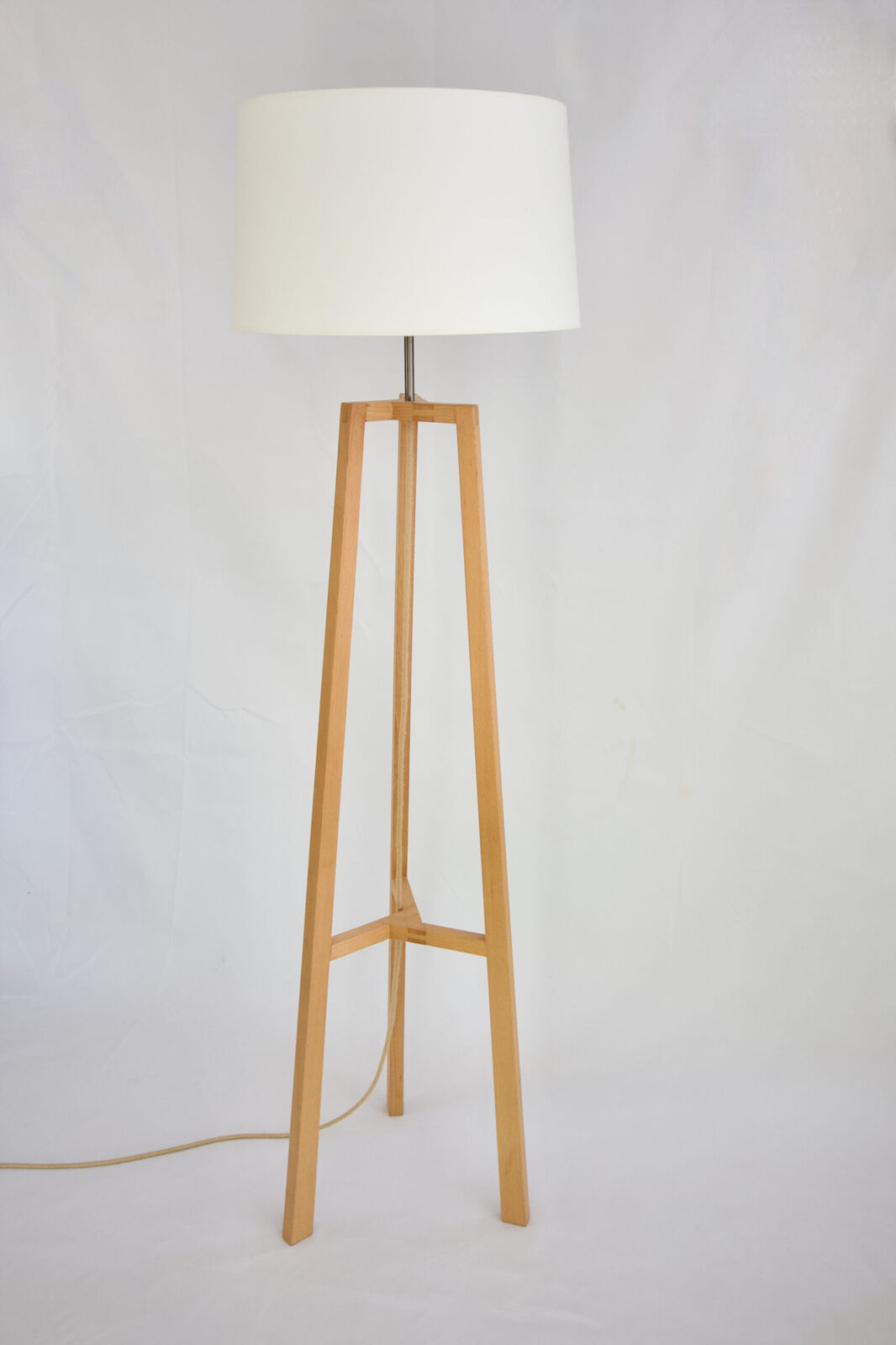 Lampe trépied en hêtre faite main — photo 1