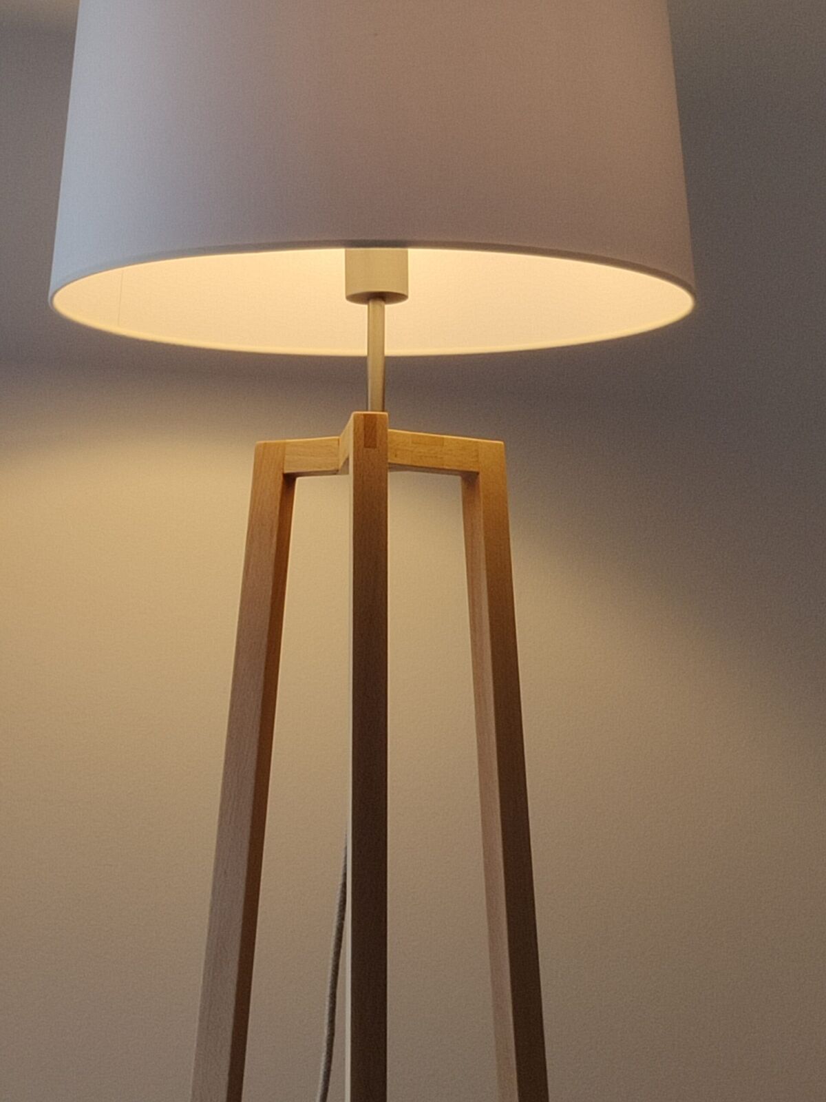 Lampe trépied en hêtre faite main — photo 2