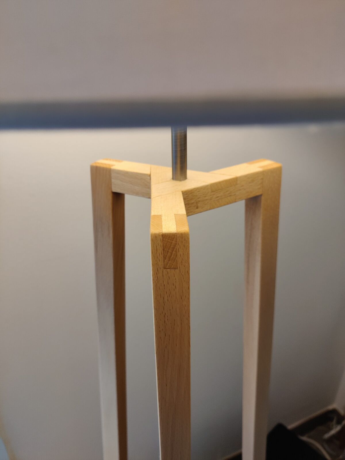 Lampe trépied en hêtre faite main — photo 3