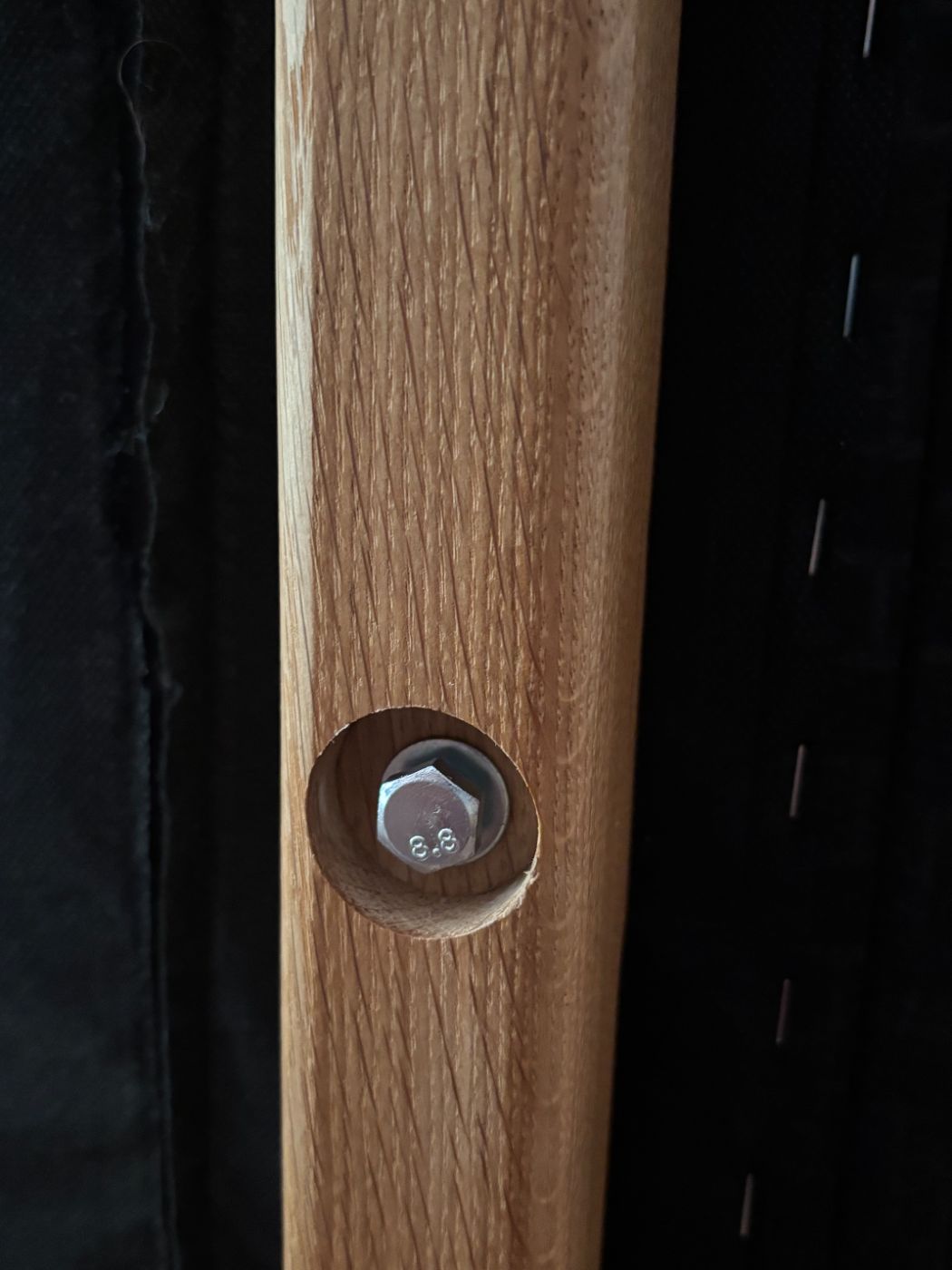 Boulon de fixation noyé dans le montant en chêne