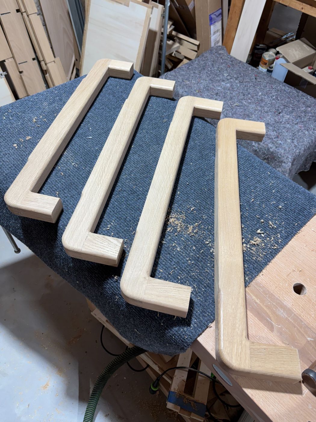 Pièces de chêne entaillées avant assemblage