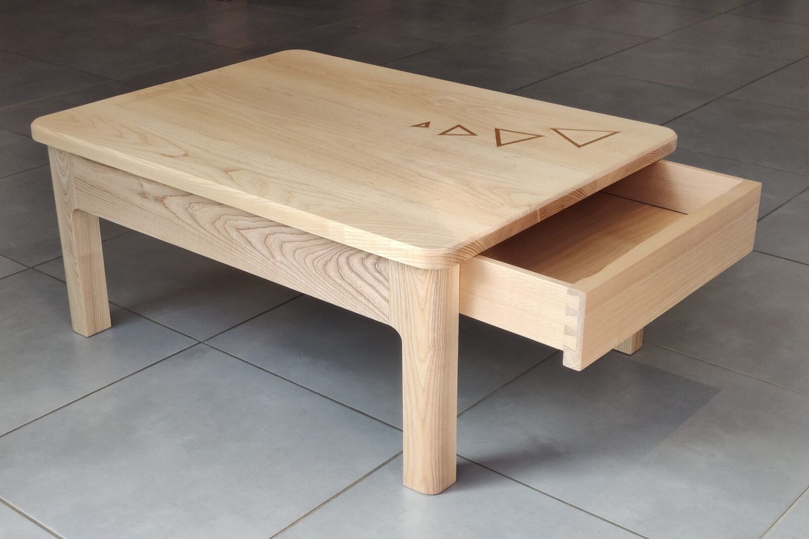 Table basse en frêne massif avec tiroirs — photo 1