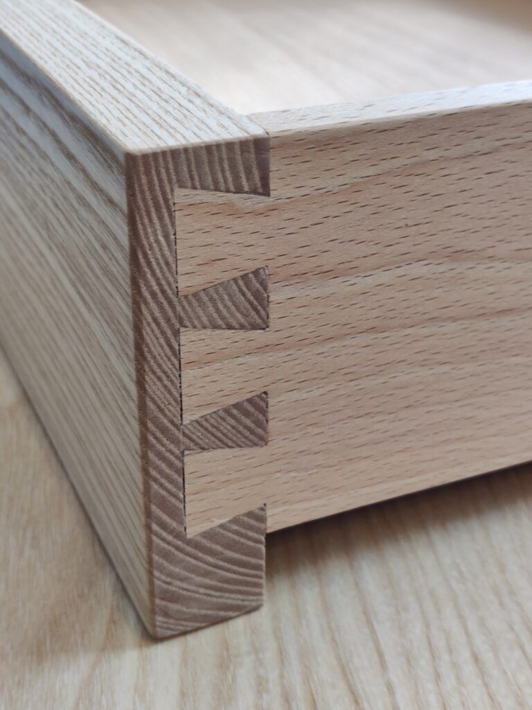Table basse en frêne massif avec tiroirs — photo 3