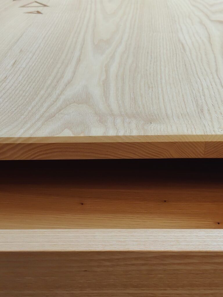Table basse en frêne massif avec tiroirs — photo 4