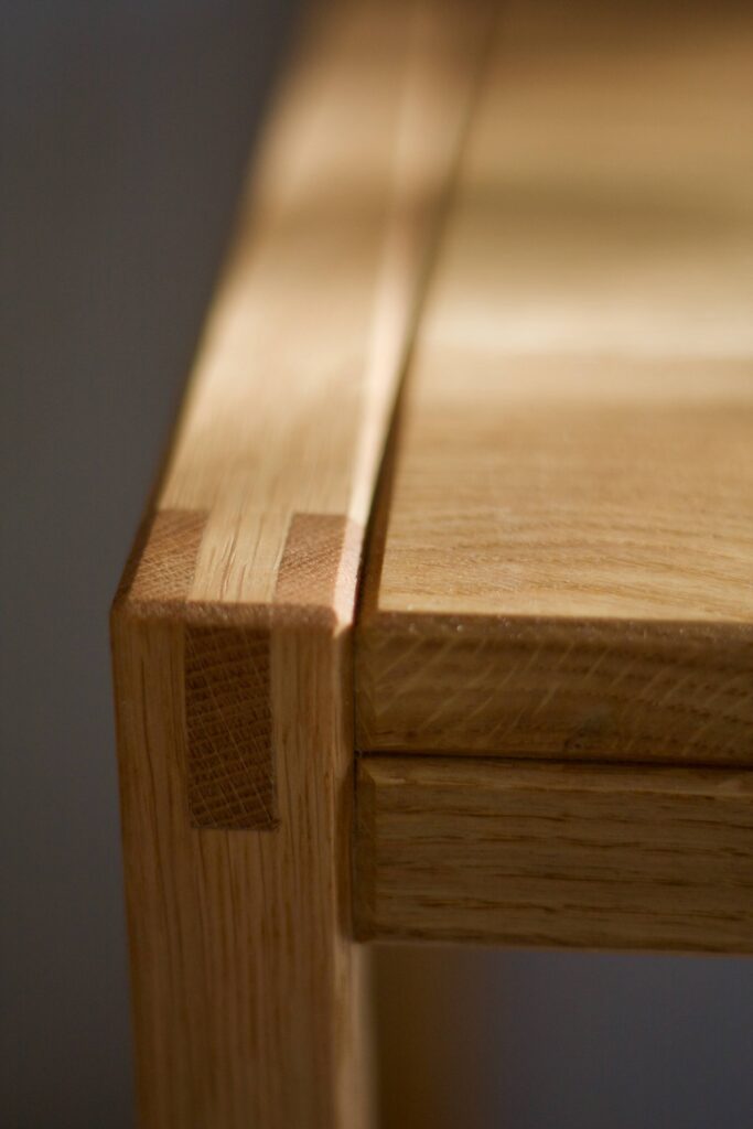 détail table bois massif